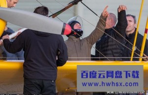 《碟中谍8》开拍，59岁阿汤哥倒挂飞机机翼，高难度动作拒用替身